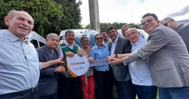Prefeita Gerlane Cabral recebe van adaptada para reforçar assistência social em São Gonçalo do Piauí