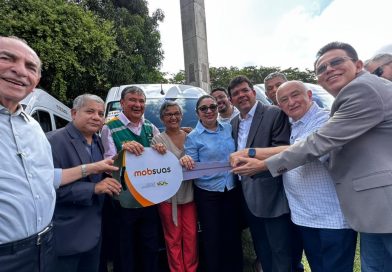 Prefeita Gerlane Cabral recebe van adaptada para reforçar assistência social em São Gonçalo do Piauí