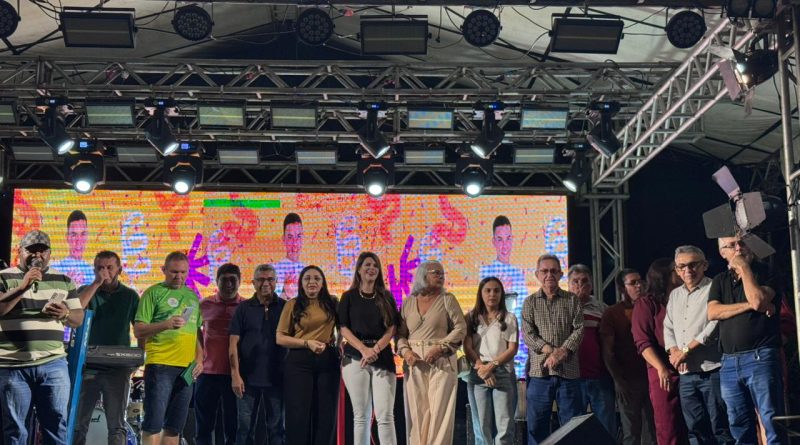 Banda Malla 100 Alça anima noite de festa e Prefeitura premia campeões de torneios durante festejos da Embiratanha